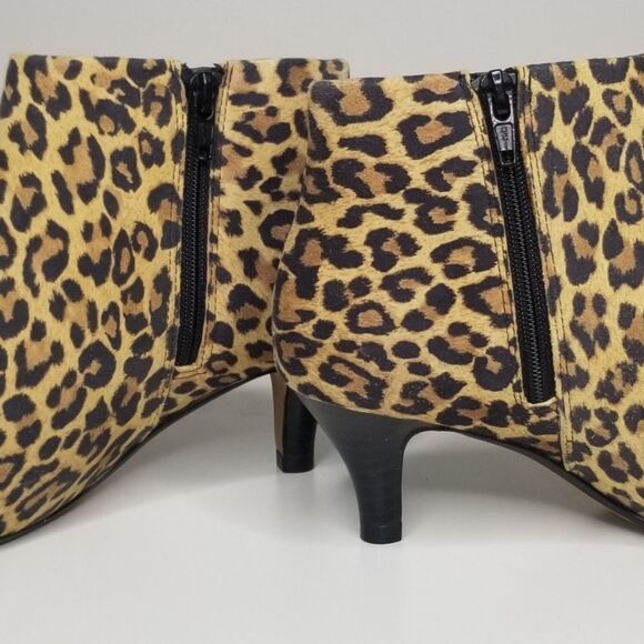 Clarks Collection Linvale Sea Booties Leopard Print Womens Brown 6M Leather - Picture 3 of 11